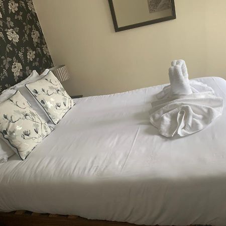 The Swan @ Stoford Hotel Exterior foto A bed with a duvet