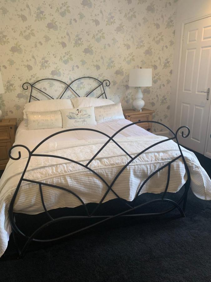 The Swan @ Stoford Hotel Exterior foto Wrought iron bed