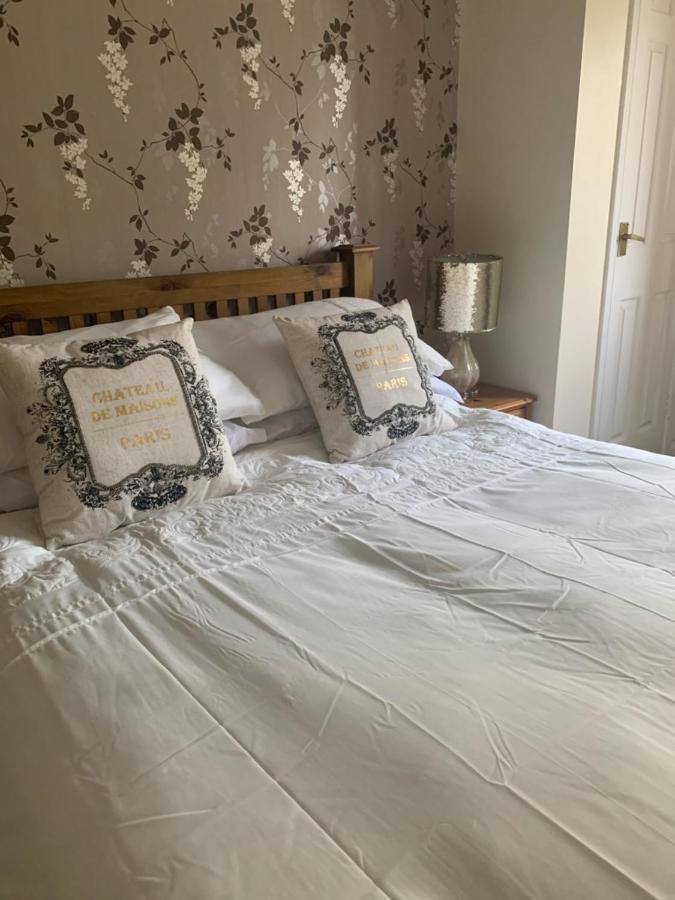 The Swan @ Stoford Hotel Exterior foto A bed with a duvet