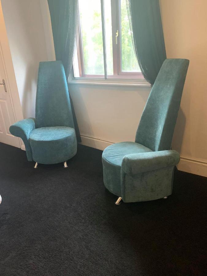 The Swan @ Stoford Hotel Exterior foto The original chairs at the BBC Television Centre