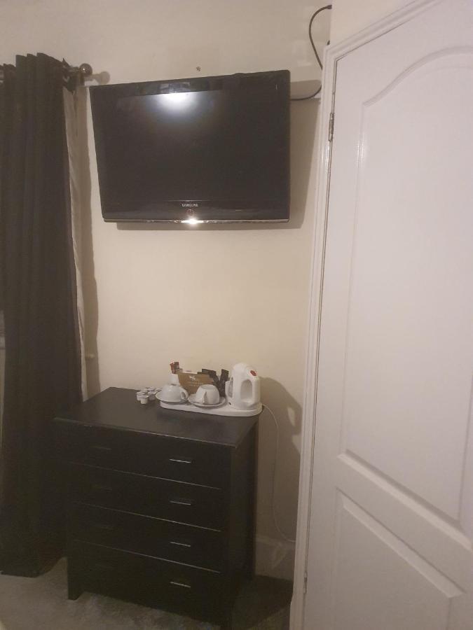 The Swan @ Stoford Hotel Exterior foto A television in a hotel room