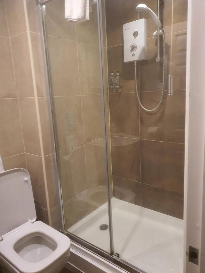 The Swan @ Stoford Hotel Exterior foto A shower cubicle