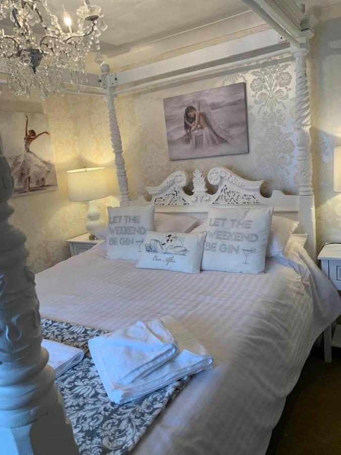 The Swan @ Stoford Hotel Exterior foto The bedroom at The Swan Inn