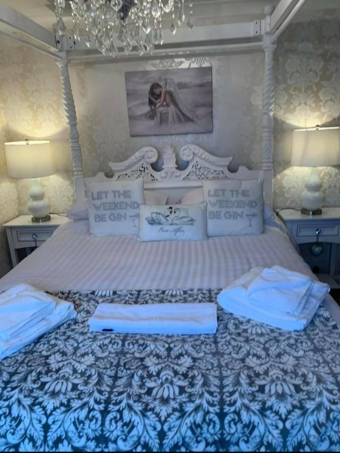 The Swan @ Stoford Hotel Exterior foto The wedding bed