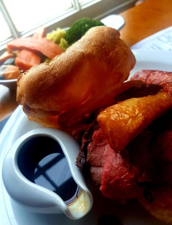 The Swan @ Stoford Hotel Exterior foto Yorkshire pudding