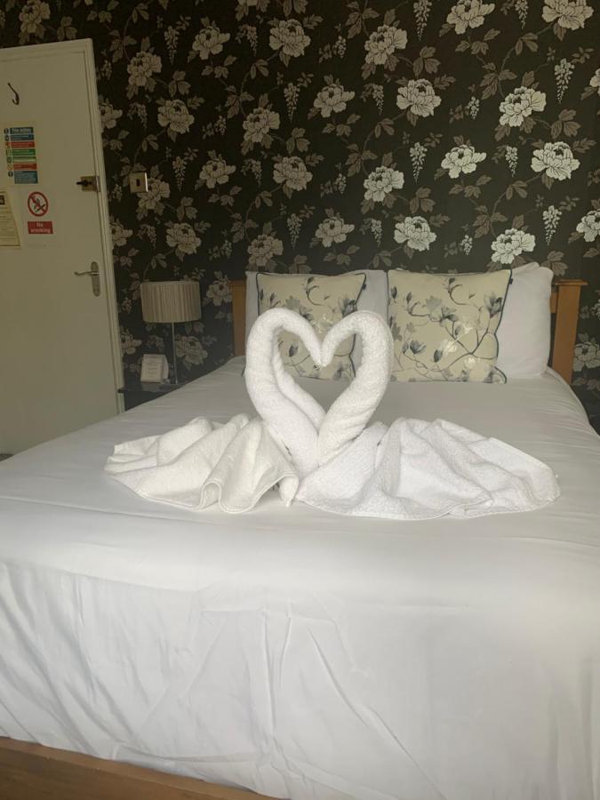 The Swan @ Stoford Hotel Exterior foto A towel swan