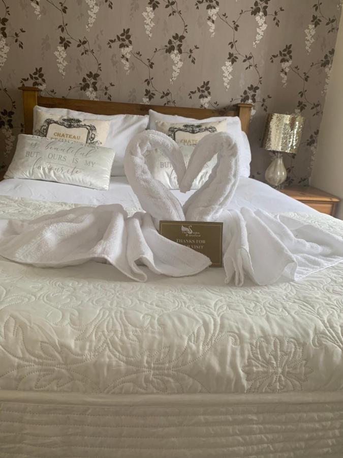 The Swan @ Stoford Hotel Exterior foto A bed at the hotel