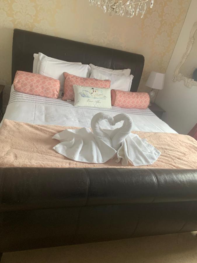 The Swan @ Stoford Hotel Exterior foto A bed with a heart shaped towel