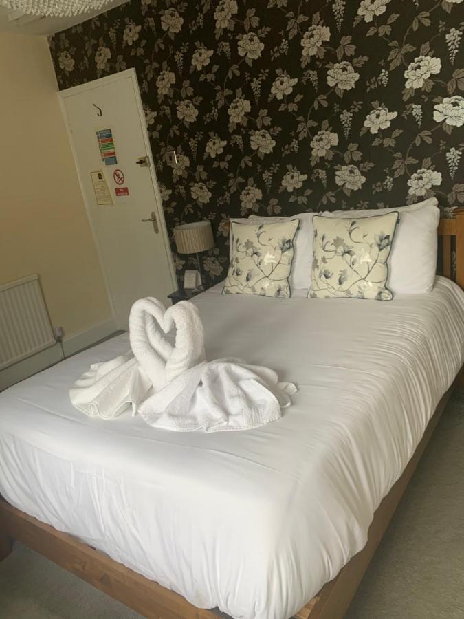 The Swan @ Stoford Hotel Exterior foto A bed with a towel swan