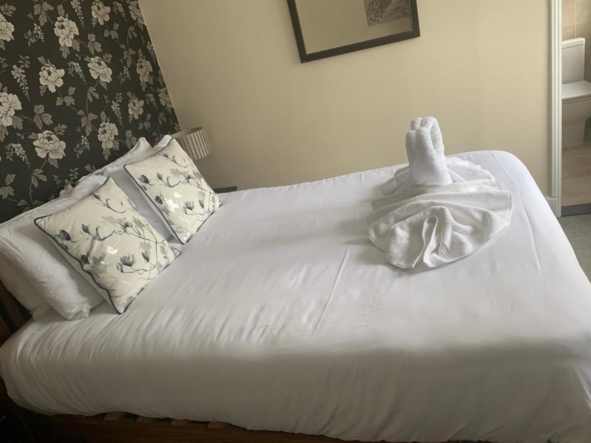 The Swan @ Stoford Hotel Exterior foto A bed with a duvet
