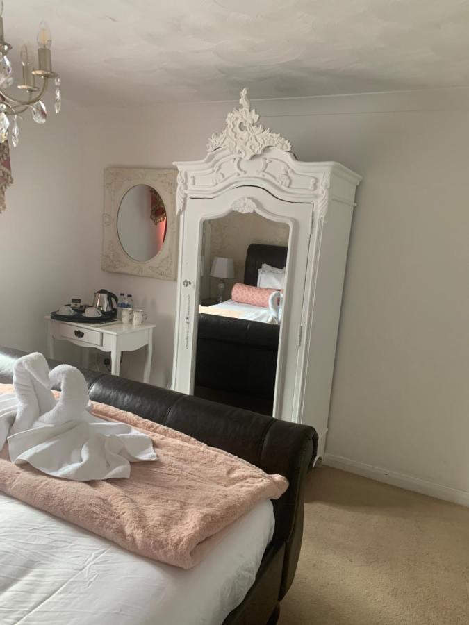 The Swan @ Stoford Hotel Exterior foto A mirrored armoire