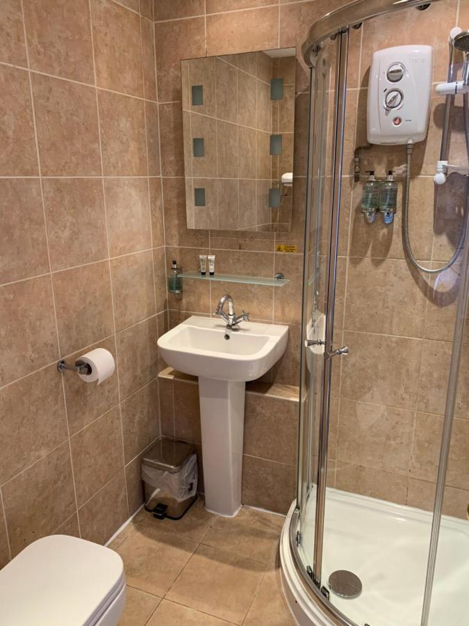 The Swan @ Stoford Hotel Exterior foto A shower cubicle